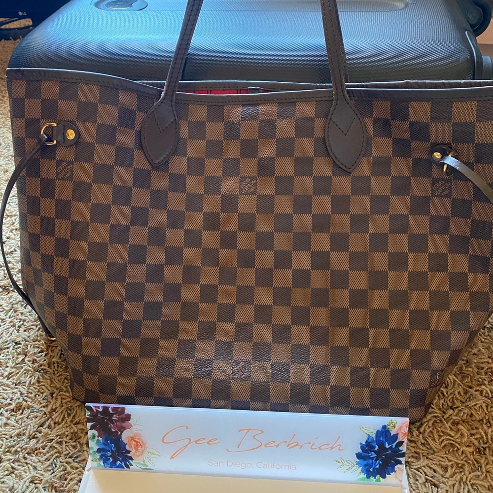Neverfull MM. Handles and lining replaced by LV for 375. normal wear and tear.
